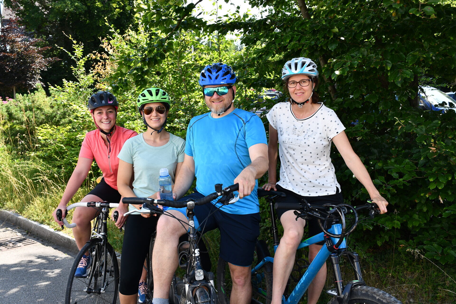 Vier Mitarbeitende stehen hinter ihrem Velo anlässlich der Aktion bike to work.
