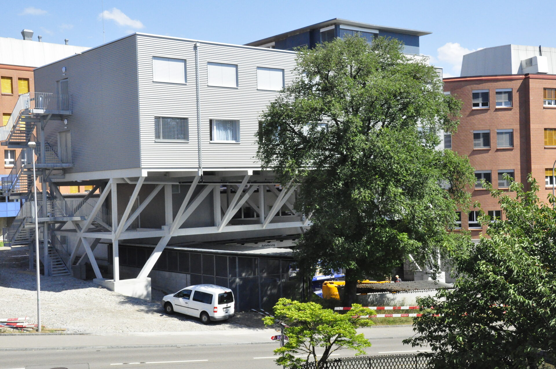 Neuer Bettenpavillon des Spitals Uster (graues Gebäude)