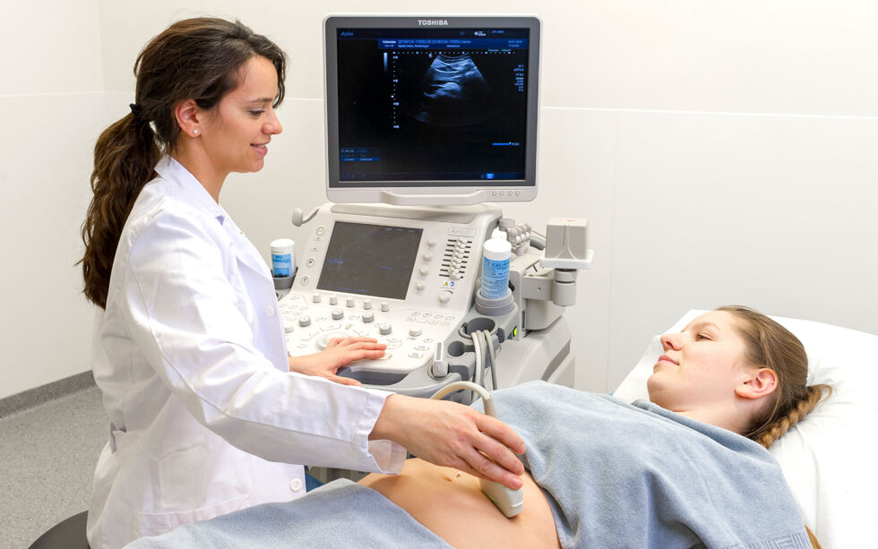 Ärztin führt bei einer Patientin eine Ultraschalluntersuchung durch